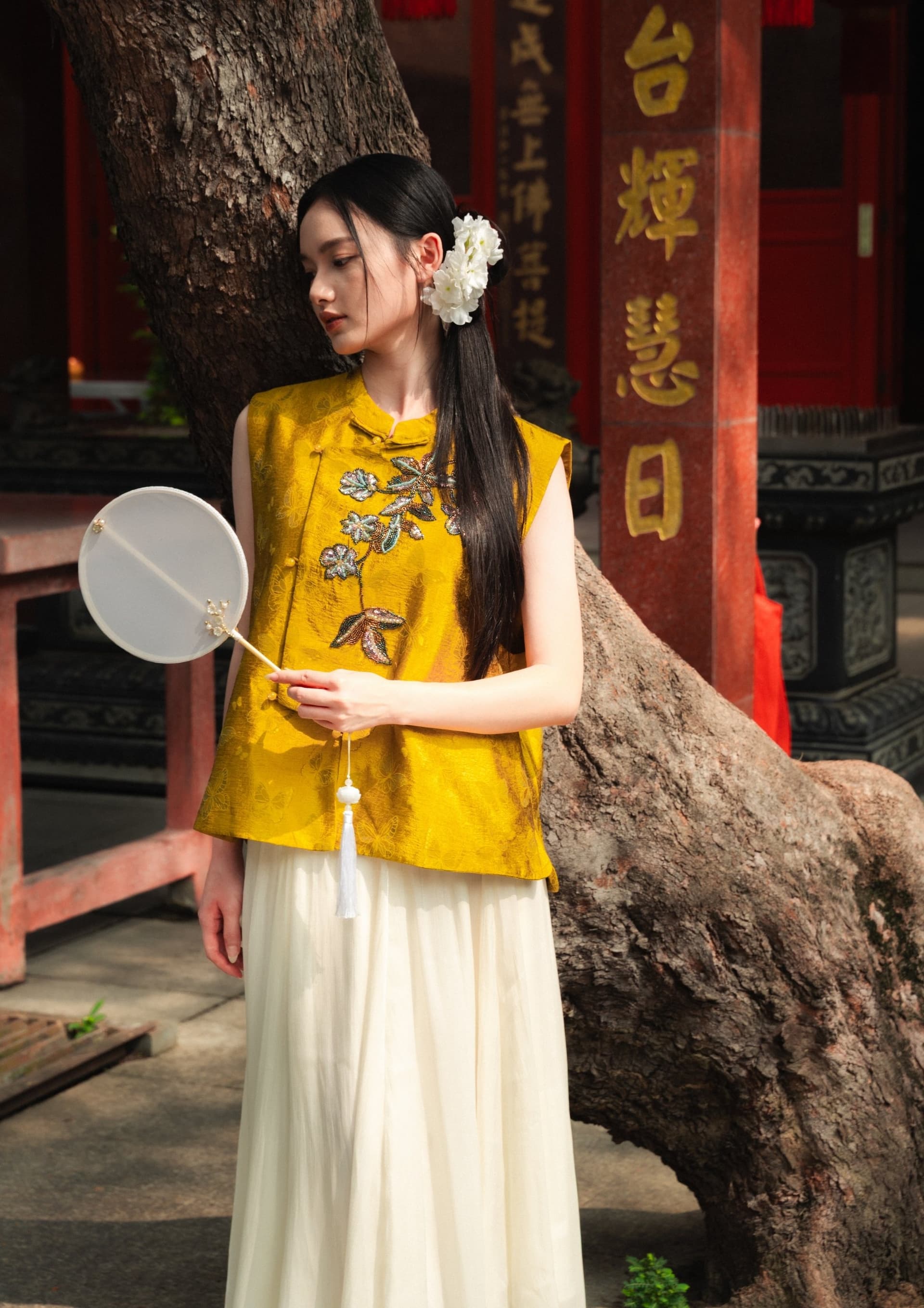CNY2027 Beaded Floral Mandarin Vest